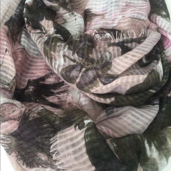 Dressbarn Its A Wrap, Loop Scarf. - Picture 3 of 7